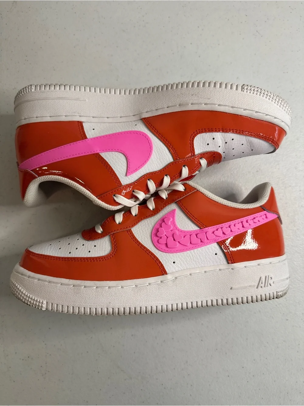 Nike Air Force 1 LV8 - Low-Top Sneakers in Red with Pink Heart Swoosh